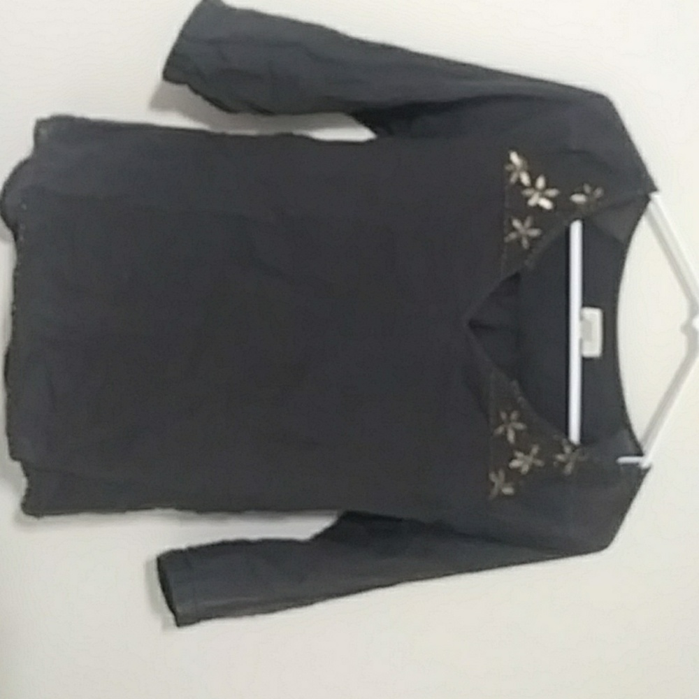 Three-quarter length bohemian style green shirt